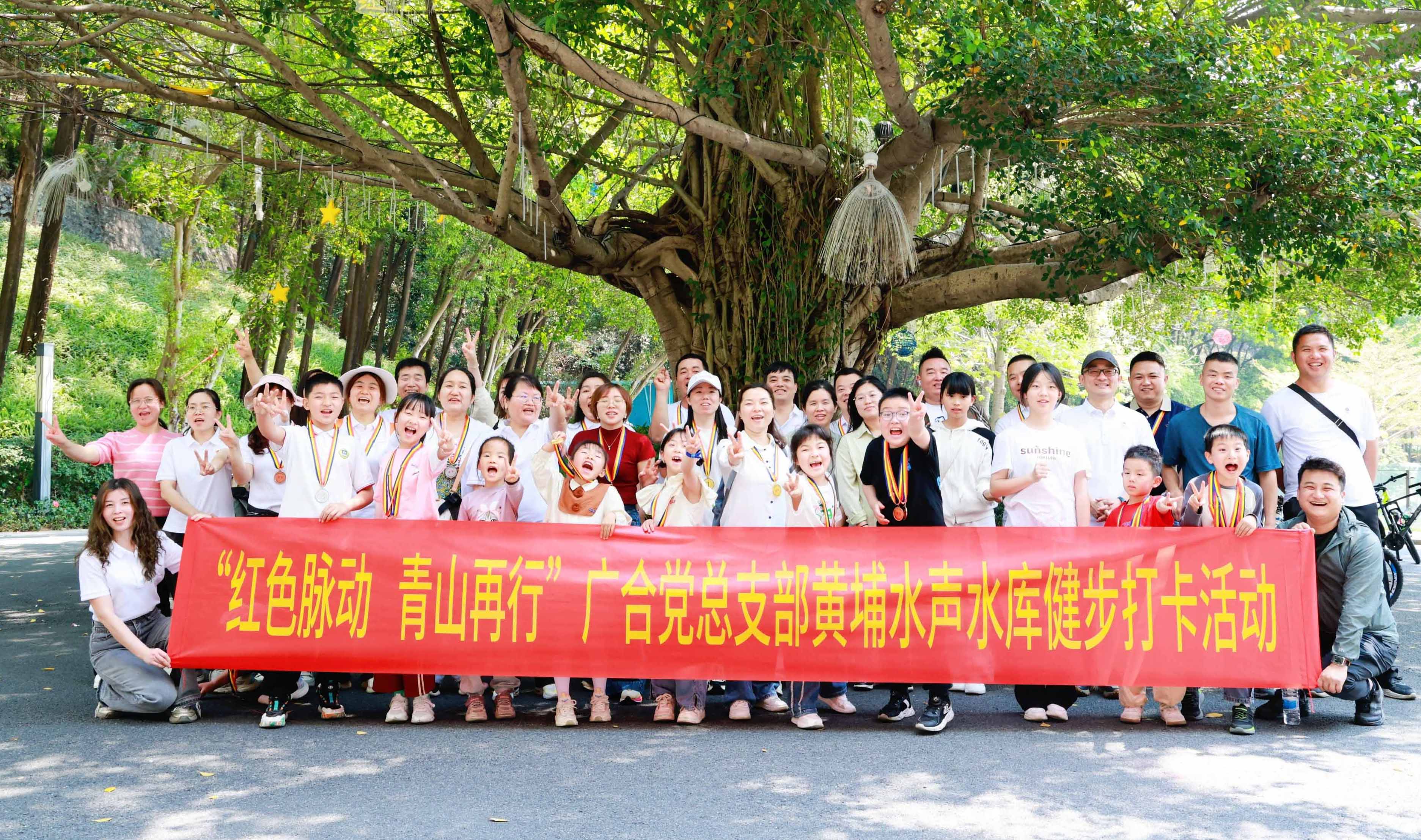 ��ɫ������������������ɽ���У�ͽ��Ѱ����������������Я�������